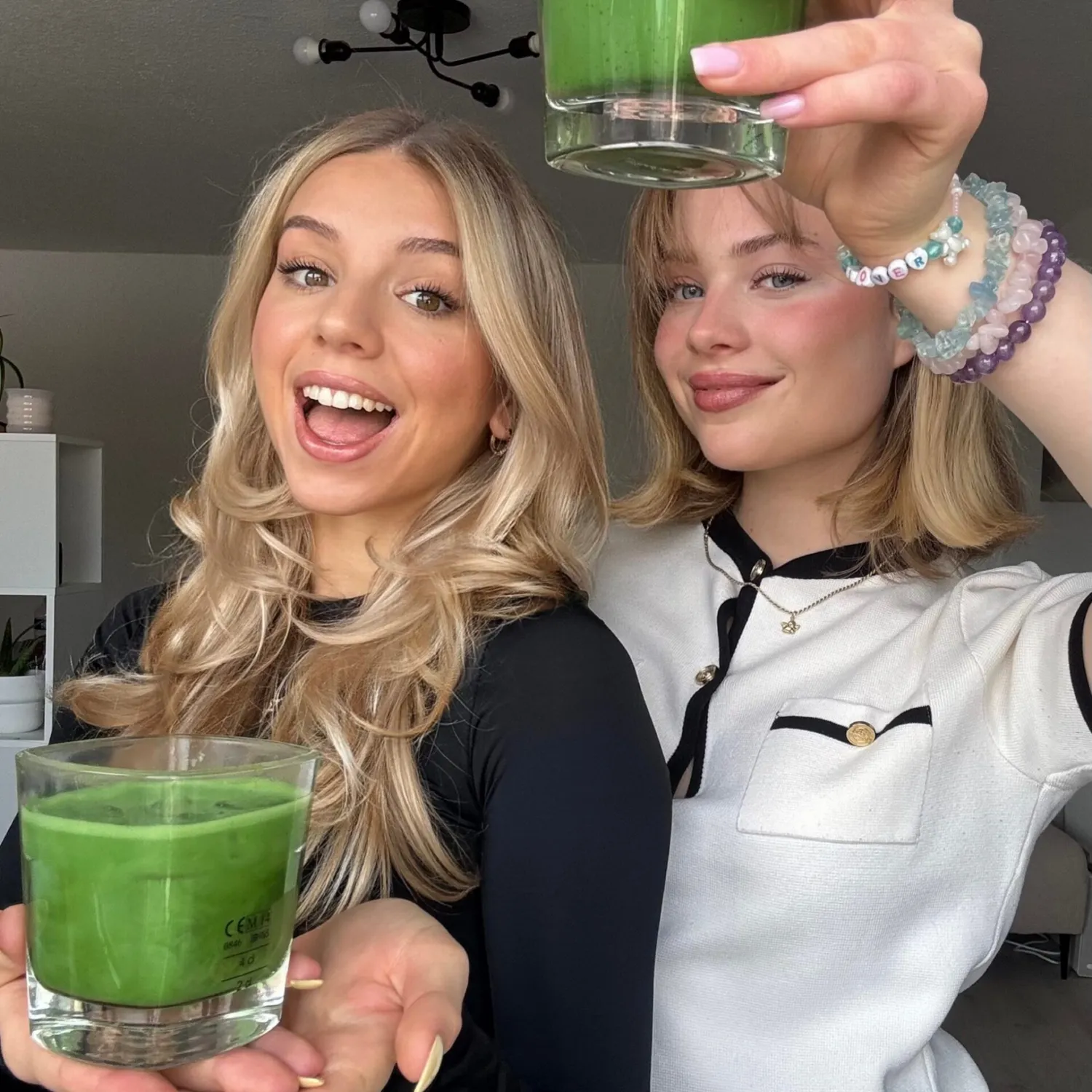 Cecile und Louise, die Gründerinnen von BEND, mit zwei Gläsern Matcha