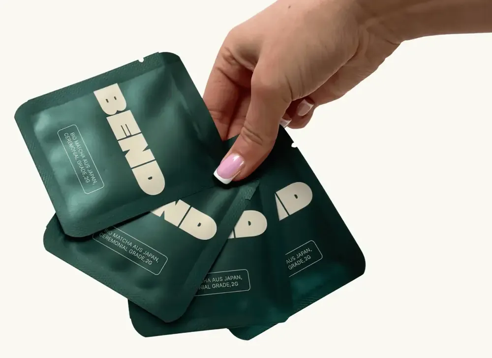 Eine Hand hält vier BEND Matcha-Sachets mit je 2 g Bio Matcha aus Japan, Ceremonial Grade
